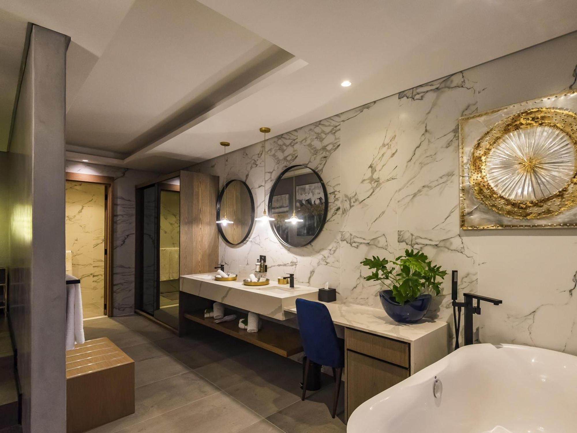 The Crown King Suite Balcony Panoramic Garden View
