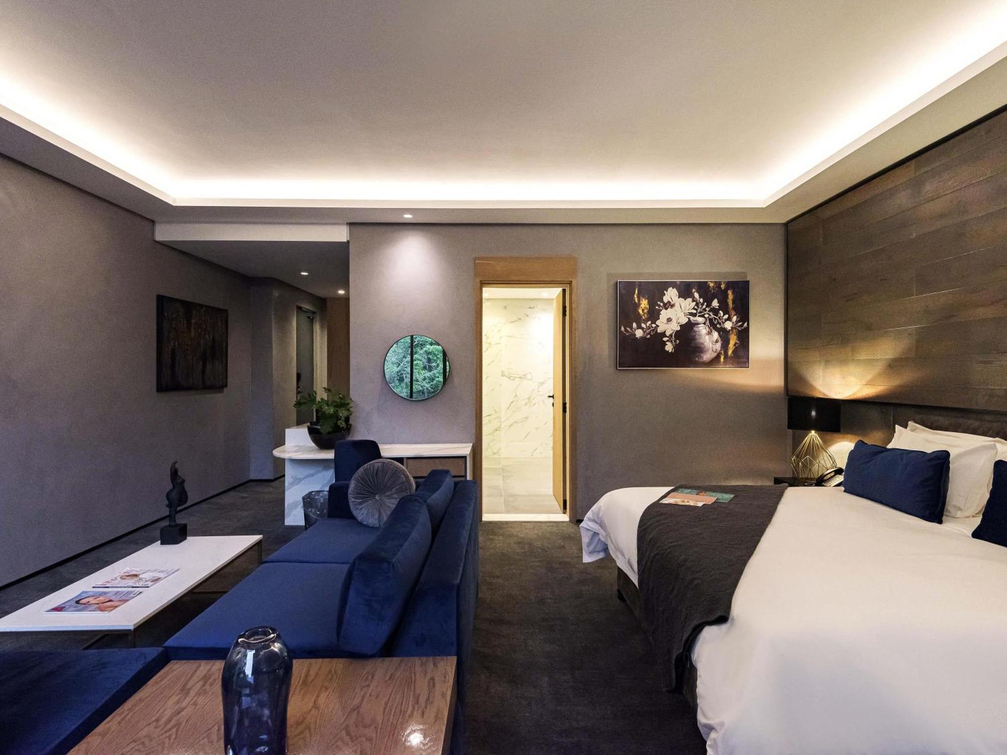Deluxe King Suite Garden Pool View